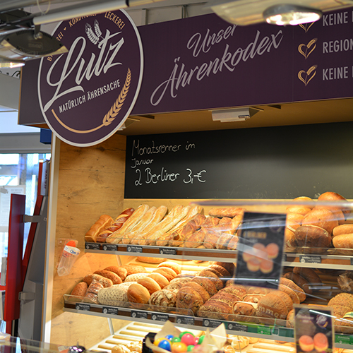 Bäcker bei der Arbeit am Steinbackofen